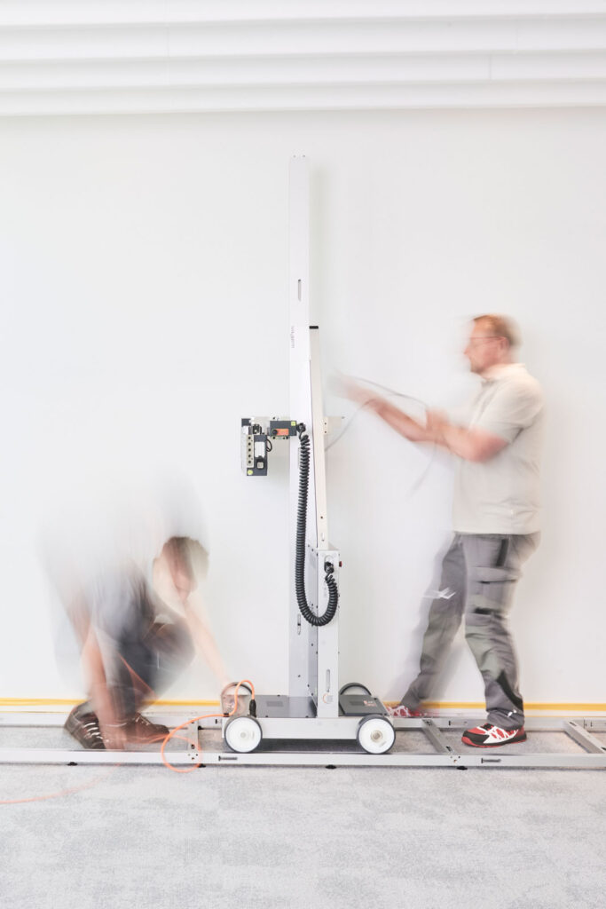 Der Aufbau ist schnell erledigt und der Druck ist in wenigen Stunden an Ihrer Wand