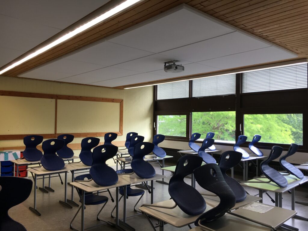 Absorber im Format 1.500 x 1000 mm, weiß, installiert in einem Klassenzimmer